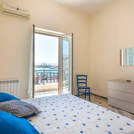 Casetta Vista Mare In Piazza A Mondello Palermo Exterior photo