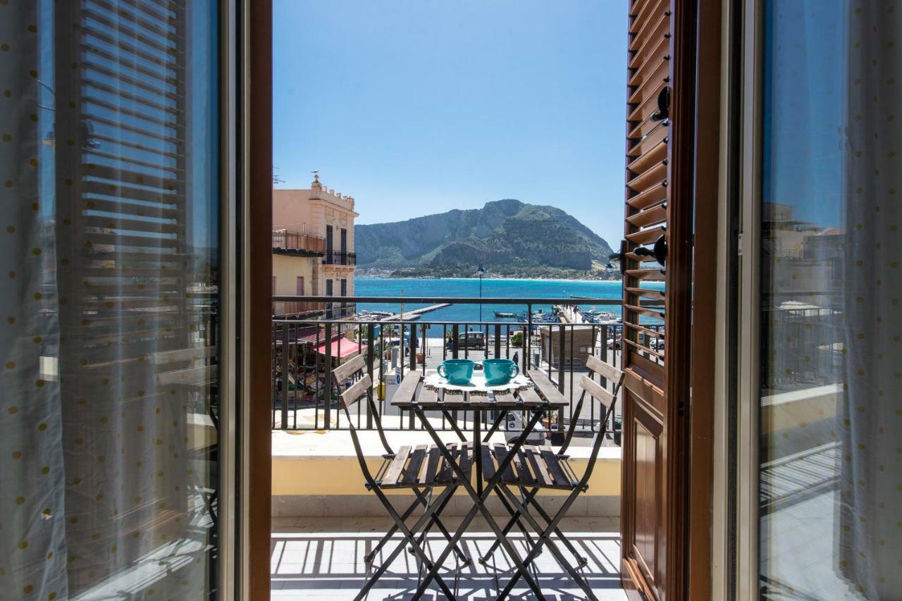 Casetta Vista Mare In Piazza A Mondello Palermo Exterior photo