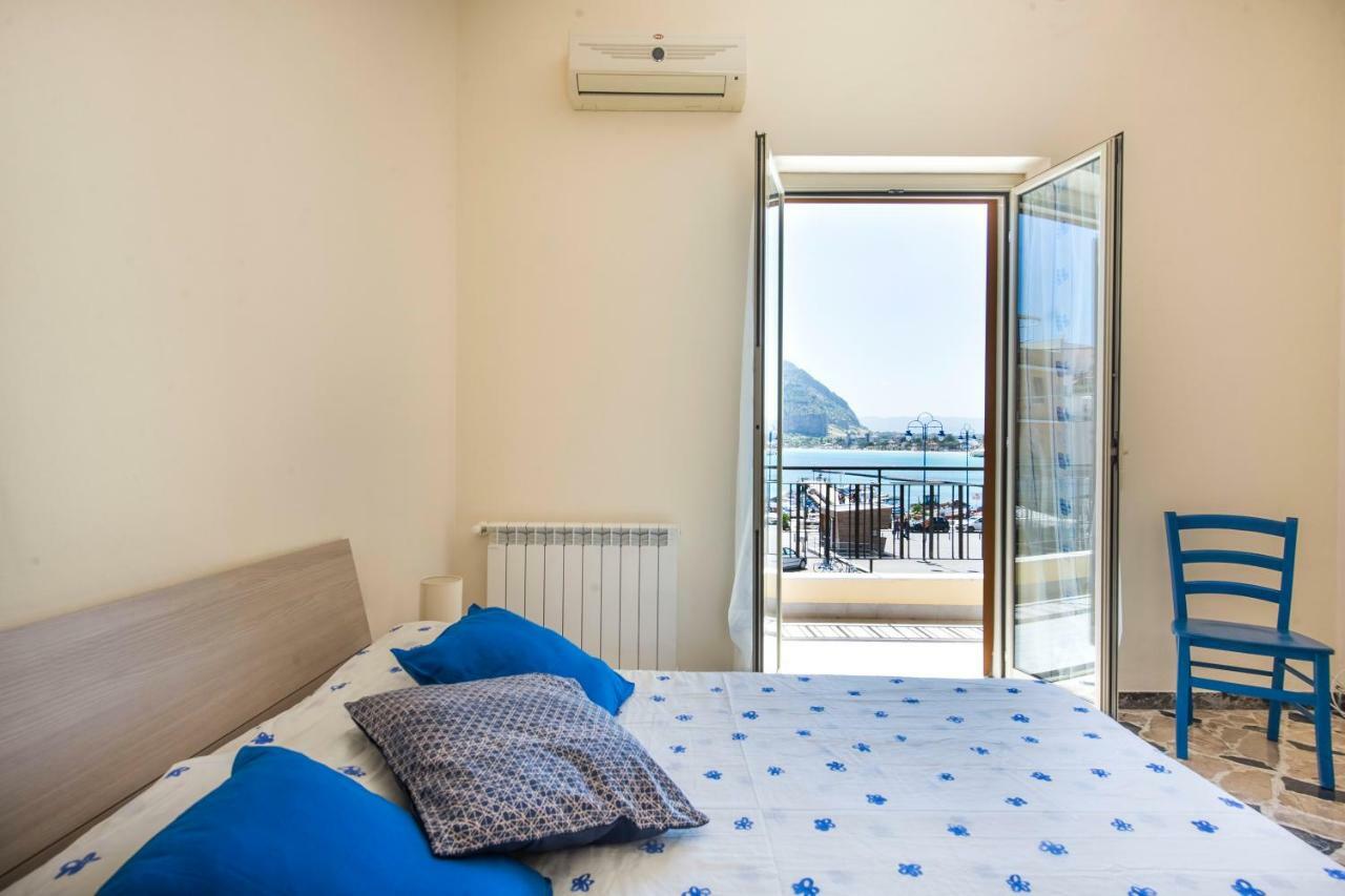 Casetta Vista Mare In Piazza A Mondello Palermo Exterior photo